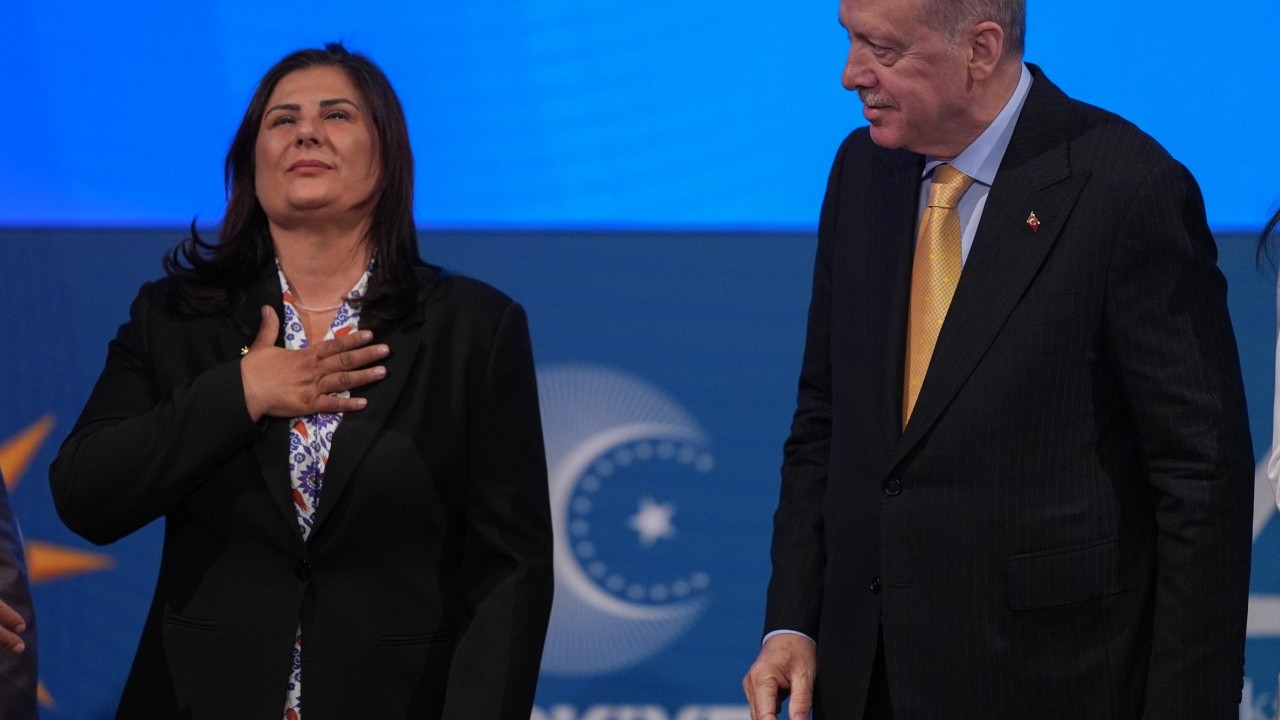 Foto - AK Parti'ye geçen Özlem Çerçioğlu iddialar sonrası sessizliğini bozdu: Hakaretler için isyan etti! Kaçtı diyenlere kapak