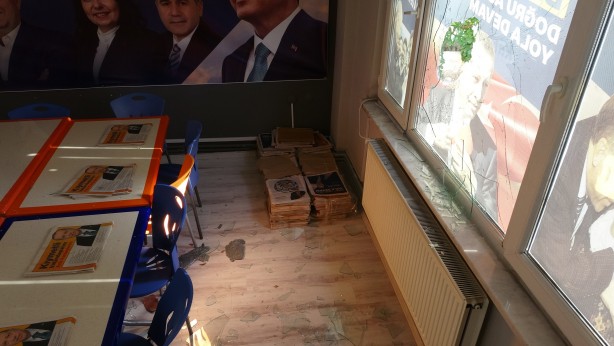 Foto - AK Parti’ye kalleş saldırı