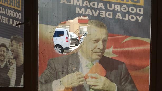 Foto - AK Parti’ye kalleş saldırı