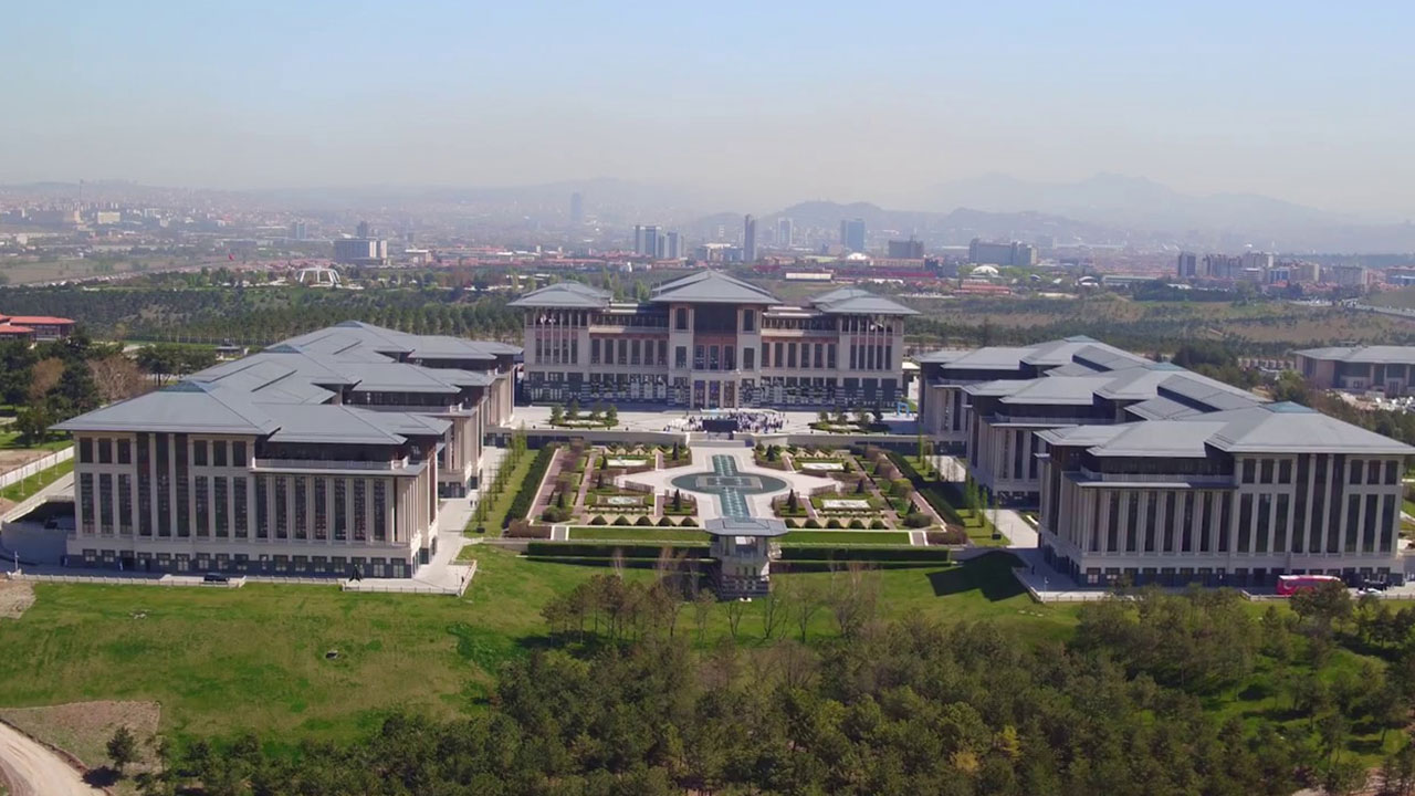 AK Parti'ye yakın isim 'Uyanık olmak lazım'' diyerek uyardı! 'Külliye etrafında yapılanları yabana atmamak lazım'