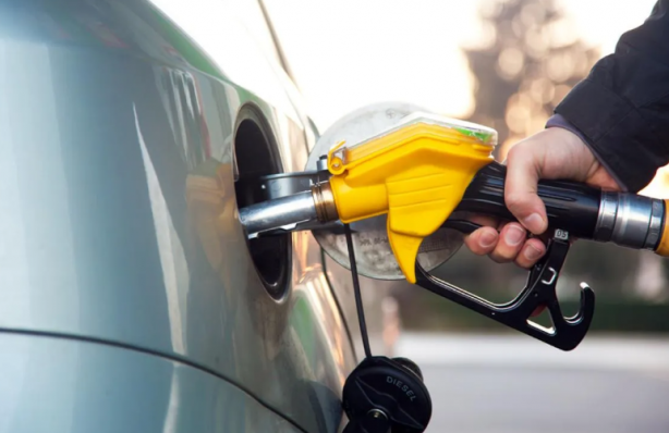 Foto - Akaryakıt fiyatları bir kez daha değişiyor! Bu kadarı ama beklenmiyordu: 4 liraya yakın olacak