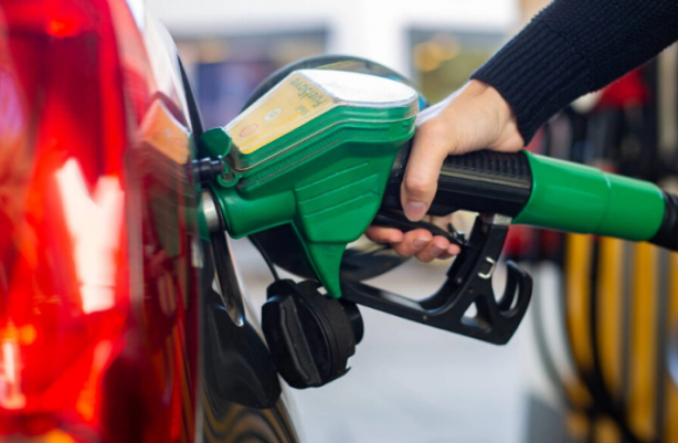 Foto - Akaryakıt fiyatları füze gibi fırlayınca vatandaşlar oraya akın etti! Litresi 20 lira daha ucuza geliyor