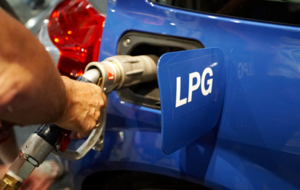 Foto - Akaryakıt fiyatları füze gibi fırlayınca vatandaşlar oraya akın etti! Litresi 20 lira daha ucuza geliyor