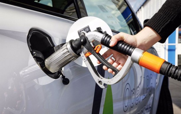 Foto - Akaryakıt fiyatları füze gibi fırlayınca vatandaşlar oraya akın etti! Litresi 20 lira daha ucuza geliyor