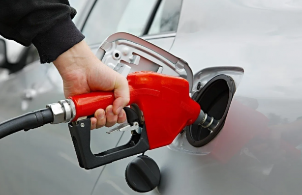 Akaryakıt fiyatları için müjdenin gelmesi an meselesi! Vatandaşlar heyecanlandı, o saati beklemeye başladı