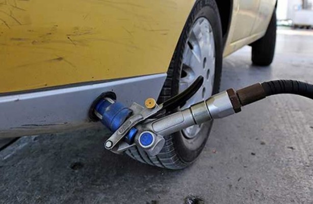 Foto - Akaryakıt istasyonlarına 00.00'dan sonra gidenler büyük şok yaşadı! 25 lira...