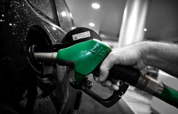 Foto - Akaryakıt istasyonlarına 00.00'dan sonra gidenler gözlerine inanamadı! Tabela öyle bir değişti ki...