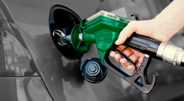 Akaryakıt istasyonlarına 00.00'dan sonra gidenler gözlerine inanamadı! Tabela öyle bir değişti ki...