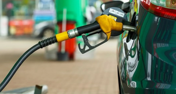 Foto - Akaryakıt istasyonlarına 00.00'dan sonra gidenler gözlerine inanamadı! Tabela öyle bir değişti ki...