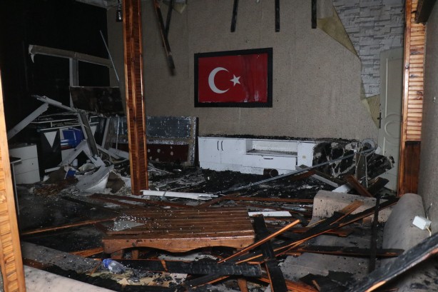Foto - Akaryakıt istasyonu alev aldı! İtfaiyenin çabasıyla faciadan dönüldü