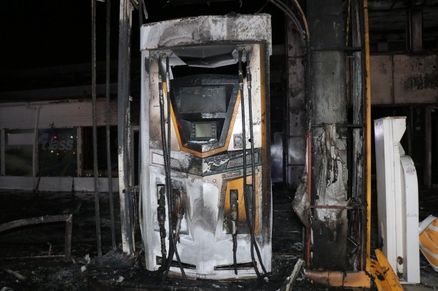 Foto - Akaryakıt istasyonu alev alev yandı, ekipler söndürmek için seferber oldu