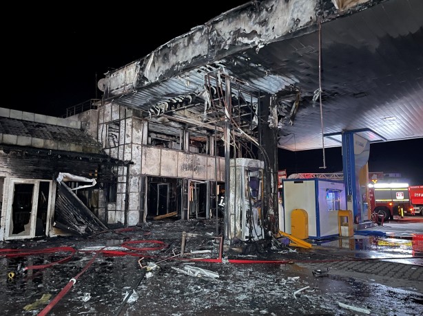 Foto - Akaryakıt istasyonu alev alev yandı, ekipler söndürmek için seferber oldu