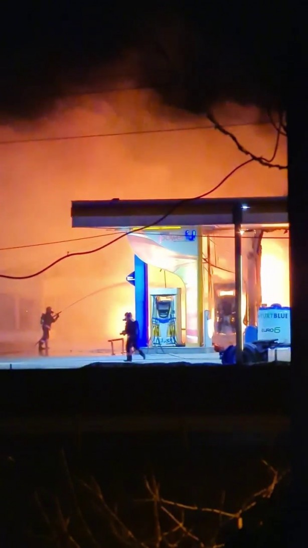 Akaryakıt istasyonu alev alev yandı, ekipler söndürmek için seferber oldu