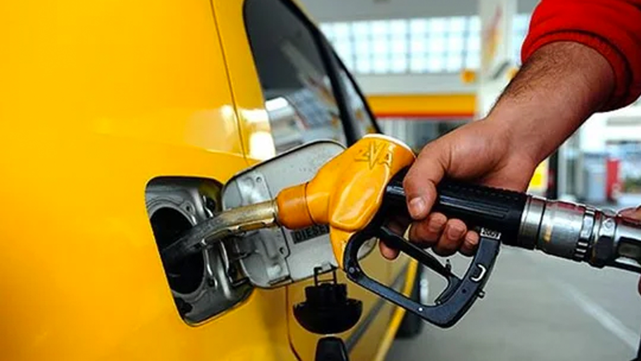 Akaryakıta bir indirim daha geliyor! Tabela değişiyor, depoları doldurmak için bekleyin