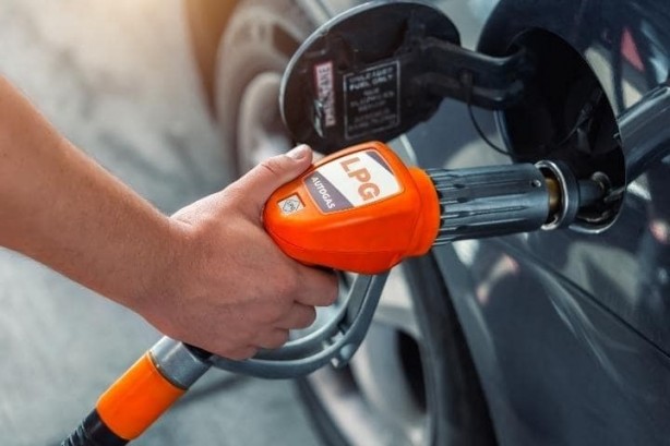 Foto - Akaryakıtta dev indirim yaptılar! Sadece o firmada geçerli! Vatandaş adeta akın ediyor