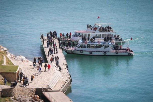 Foto - Akdamar Adası'na ziyaretçi akını