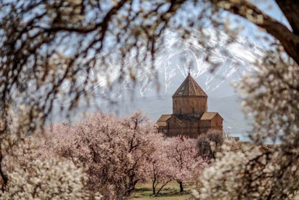 Akdamar Adası'na ziyaretçi akını