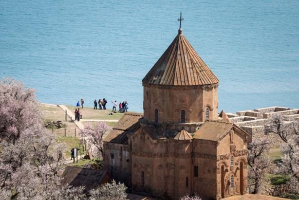 Foto - Akdamar Adası'na ziyaretçi akını