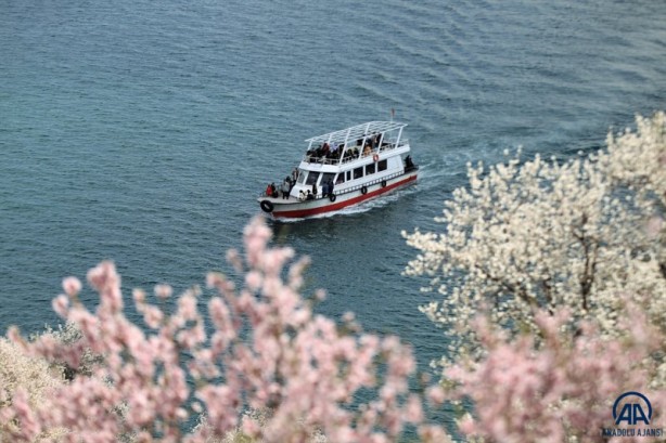 Foto - Akdamar Adası'na ziyaretçi akını