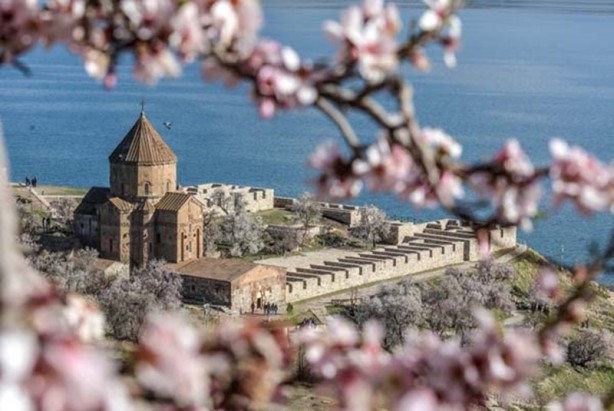 Foto - Akdamar Adası'na ziyaretçi akını