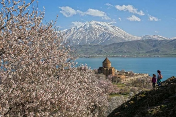 Foto - Akdamar Adası'na ziyaretçi akını