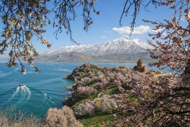 Foto - Akdamar Adası'na ziyaretçi akını