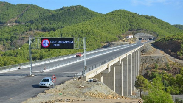 Akdeniz Sahil Yolu'ndaki çalışmalar hummalı bir şekilde devam ediyor