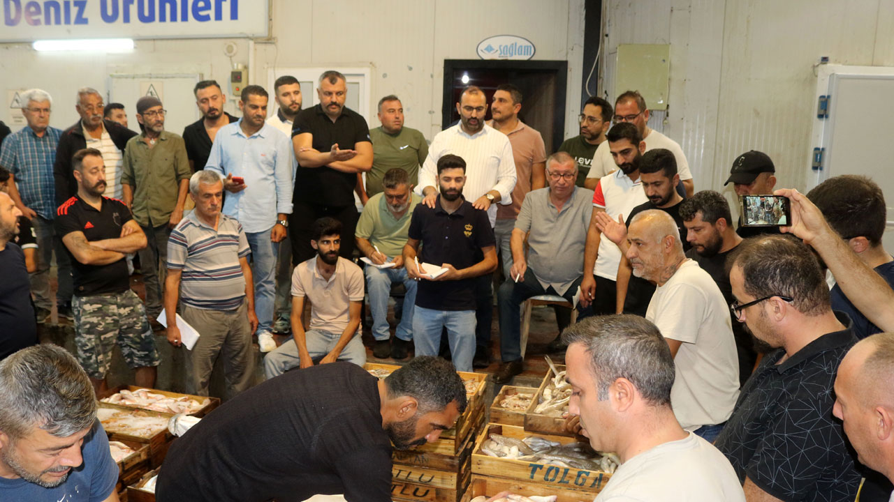 Foto - Akdeniz'de bolluk! Kasalar dolusu balık yarı fiyatına satılıyor