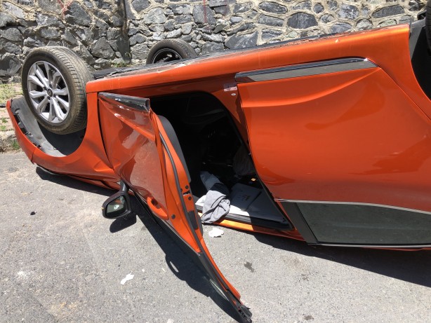 Foto - Akıl almaz kaza! Fren yerine gaza bastı bakın ne oldu