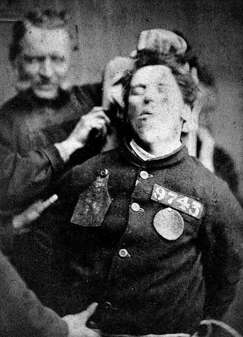 Foto - Akıl hastanesinden kan donduran kareler