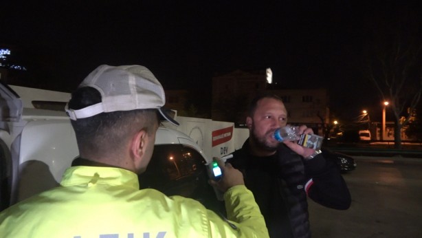 Akıl tatilde! Alkolik sürücünün yırtma taktiğine bakın