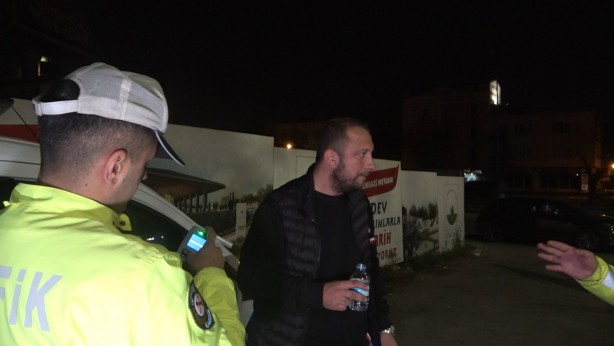 Foto - Akıl tatilde! Alkolik sürücünün yırtma taktiğine bakın