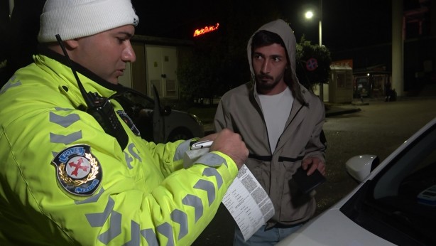 Foto - Akıl tatilde! Alkolik sürücünün yırtma taktiğine bakın