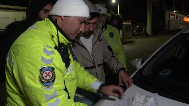 Foto - Akıl tatilde! Alkolik sürücünün yırtma taktiğine bakın