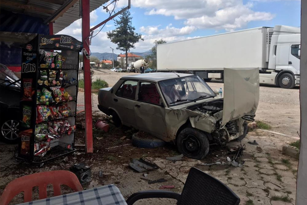 Foto - Akılalmaz kaza! Önce araca çarptı, sonra dükkana daldı