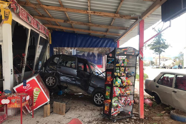 Foto - Akılalmaz kaza! Önce araca çarptı, sonra dükkana daldı