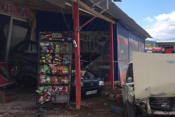 Foto - Akılalmaz kaza! Önce araca çarptı, sonra dükkana daldı