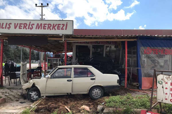 Foto - Akılalmaz kaza! Önce araca çarptı, sonra dükkana daldı