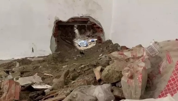 Foto - Akılalmaz soygun! Döviz bürosunun kasasına böyle ulaşmaya çalıştılar