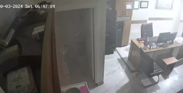 Foto - Akılalmaz soygun! Döviz bürosunun kasasına böyle ulaşmaya çalıştılar