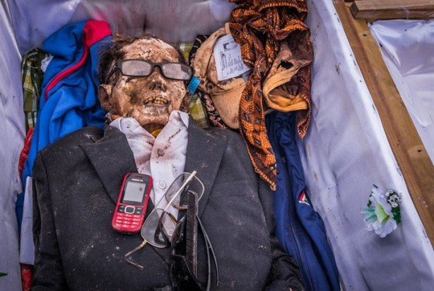 Foto - Akıllara durgunluk veren gelenek: Ölüleriyle birlikte yaşıyorlar
