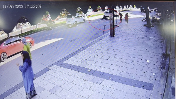 Foto - Akıllara durgunluk veren kaza! Karayolunda teknenin altında kaldı