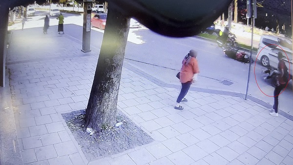 Foto - Akıllara durgunluk veren kaza! Karayolunda teknenin altında kaldı