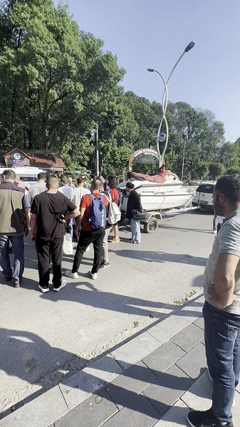 Foto - Akıllara durgunluk veren kaza! Karayolunda teknenin altında kaldı