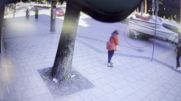 Foto - Akıllara durgunluk veren kaza! Karayolunda teknenin altında kaldı