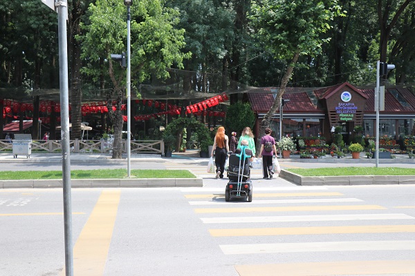 Foto - Akıllara durgunluk veren kaza! Karayolunda teknenin altında kaldı