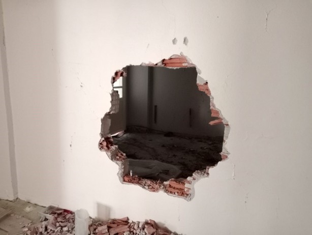 Akıllara durgunluk veren olay! Duvarı delip bakın ne yaptılar