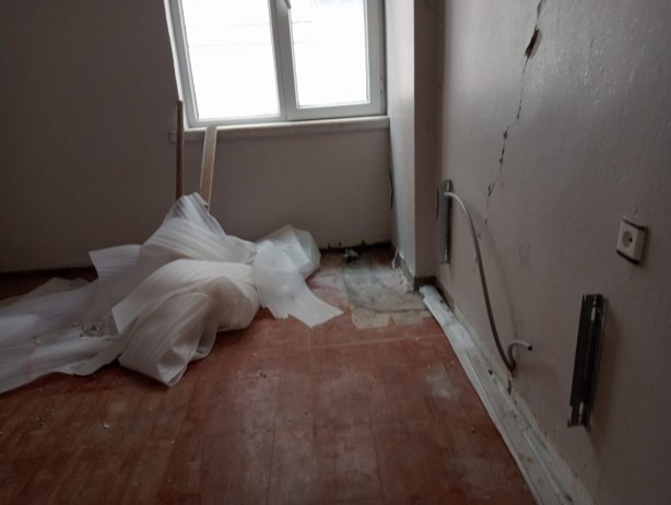 Foto - Akıllara durgunluk veren olay! Duvarı delip bakın ne yaptılar