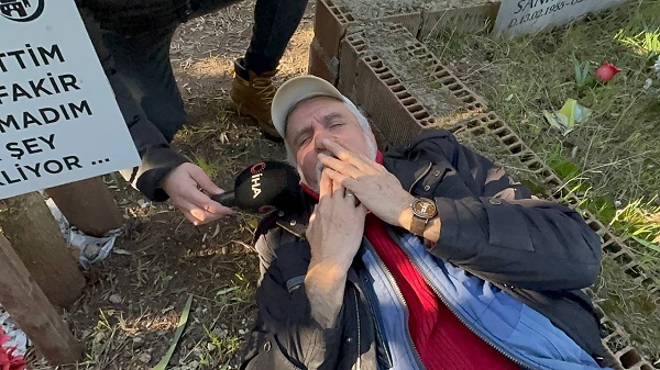 Akıllara durgunluk veren olay! Ölmeden önce yaptırdığı mezarda yatıyor