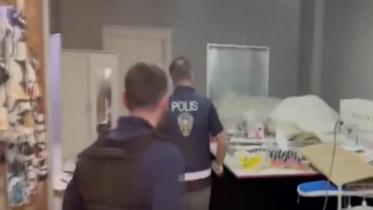 Foto - Akıllara durgunluk veren olay! Sözde tesettür mağazasında bakın hangi rezilliğe imza atmışlar 